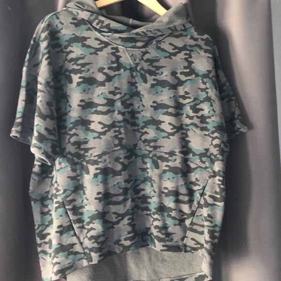 Fabletics Hadley Hi Low Camo Crop Hoodle - Picture 3 of 7